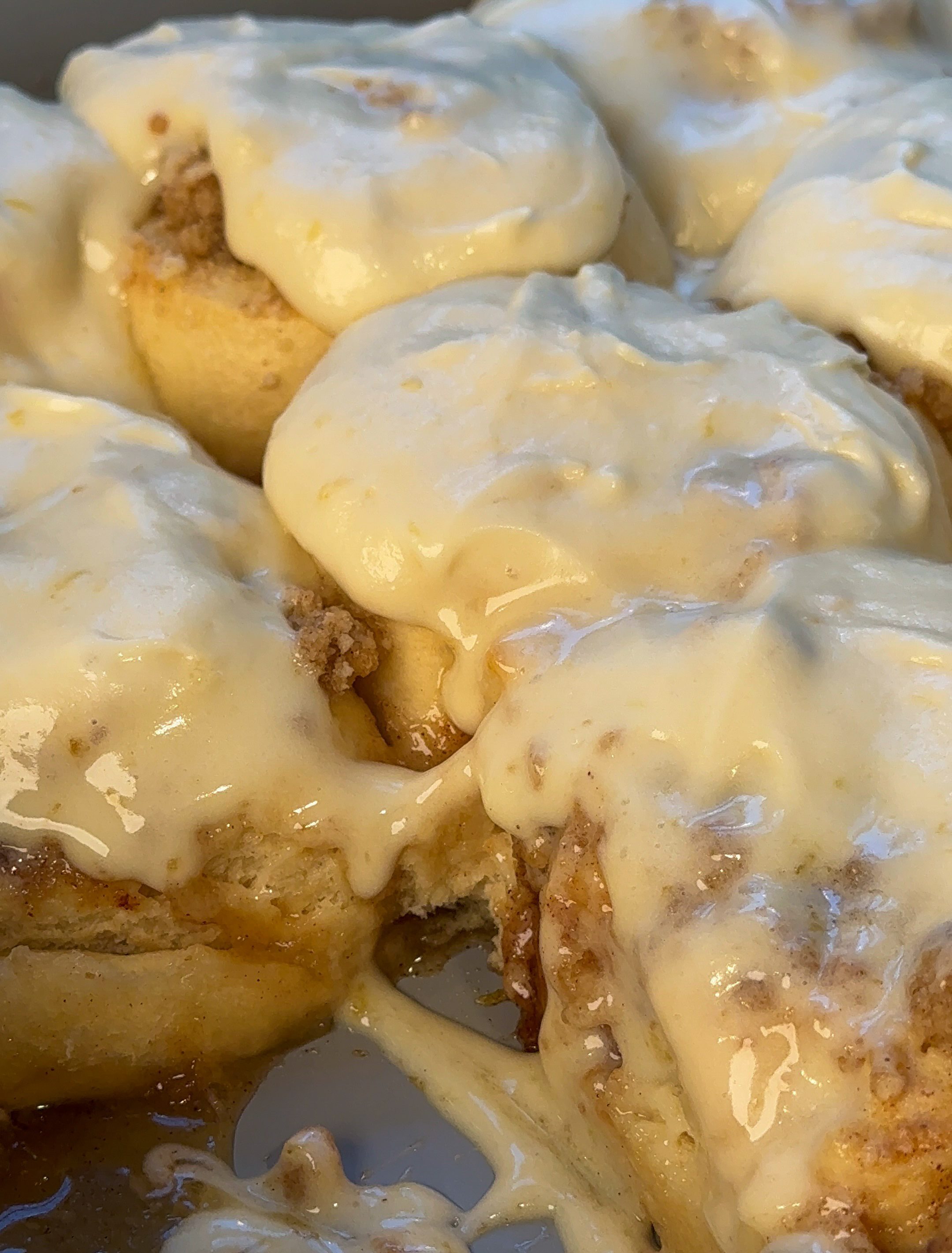 Peach Cobbler Cinnamon Rolls (With Peach Jam & Crumble Topping)